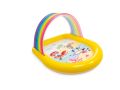 Regenbogenpool mit Wasserdüsen