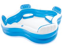 Aufblasbarer Pool mit Stühlen
